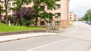Ve Fakultce jsou nové a bezpečnější chodníky