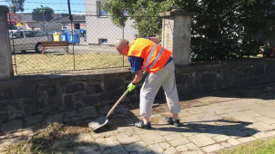 Lidé bez domova pomáhají s úklidem Olomouce