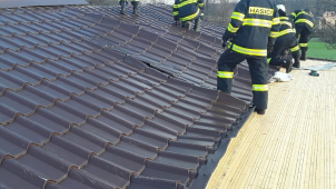 Účet silného větru: utržená střecha i popadané stromy