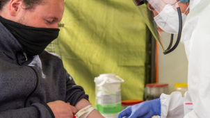 Hasiči se zdravotníky provádějí antigenní testy v terénu