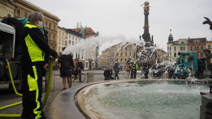 Arionova kašna na Horním náměstí se probrala ze zimního spánku