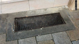 Strážnici lovili brýle z kanálu pomocí háčku z respirátoru