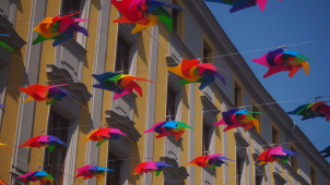 Ulici 28. října v centru Olomouce zdobí větrníky