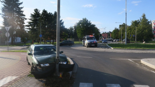 Řidič ve Šternberku u nádraží skončil s autem v lampě