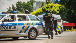 Pokus o krádež auta za bílého dne nevyšel, řidič auto ubránil