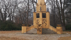 Neznámý vandal počmáral památník Rudé armády hákovými kříži