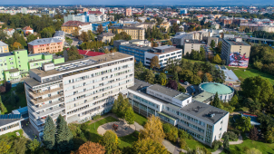 Hasič z Ukrajiny, který šlápl na minu, leží ve Fakultní nemocnici