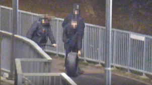 Co se dá hodit do řeky? Mladíci zkusili koloběžku a pneumatiku