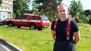 Zázrak silné vůle a profesionální péče, říkají o zachráněném hasiči