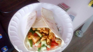 Tortilla s kuřecím masem a zeleninou