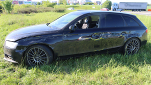 Zakletý kruháč u Globusu. Další motorista skončil mezi kytkami