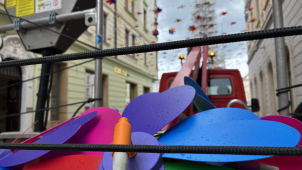 Ulici v centru Olomouce opět ozdobily barevné větrníky