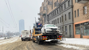Zasněžené chodníky i silnice komplikují život