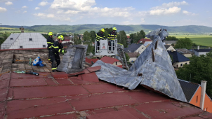 Bouřka utrhla střechu ze základní školy, hrozilo zřícení