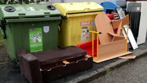 Policisté řešili nelegální skládku u kontejnerů