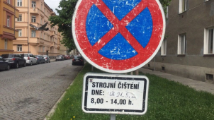 Blokový úklid ještě neskončil, auta v ulicích přesto stojí