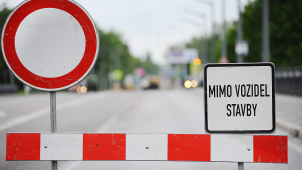 Uzavírka na Šternberk trvá dál, stavební firma má zpoždění