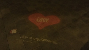 Umělce s křídovým sprejem chytili přímo při činu