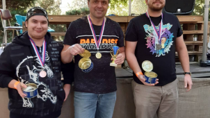 Jediný člověk, který snědl tu nejsmradlavější rybu celou