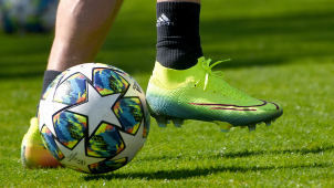 Když fotbal prodlouží sezonu, jak se smlouvami?