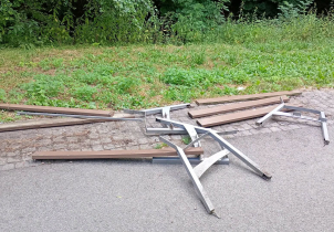 Vandalové ničili vybavení ve Smetanových a Bezručových sadech