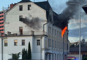 Hasiči zachránili dvacet lidí, deset se ale zranilo