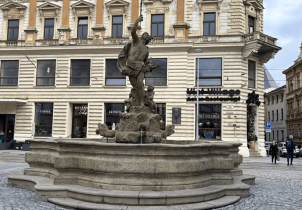 Merkurova kašna dostala olověnou vanu