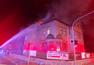 Noční požár ubytovny: hasiči zachránili uvězněného muže