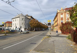 Přejezd ve Wolkerově ulici se opravuje