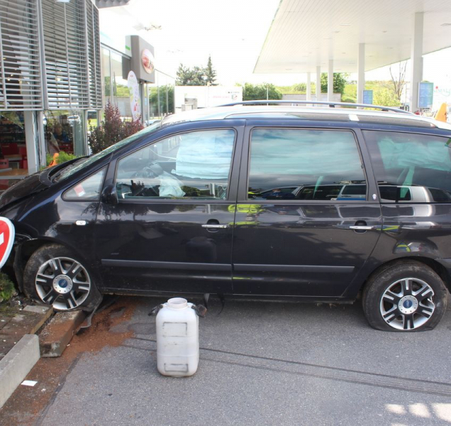 Řidič na dálnici u Prostějova narazil do čerpací stanice