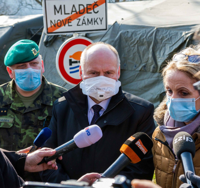 Roušku už jen ve zdravotnických nebo sociálních zařízeních