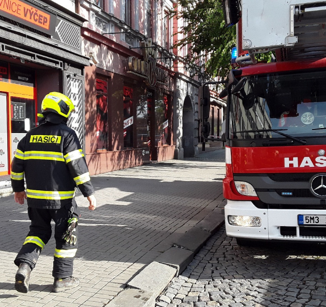 Vodu vystřídal vítr: Hasiči zasahují u vyvrácených stromů