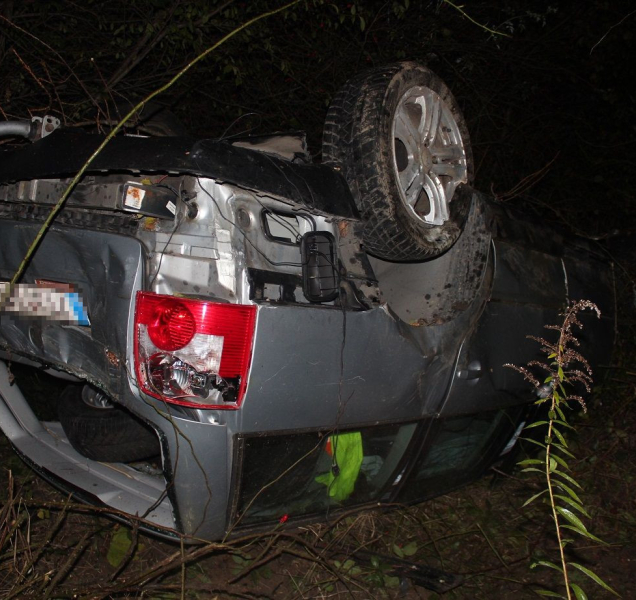 Opilý cizinec převrátil své auto na střechu