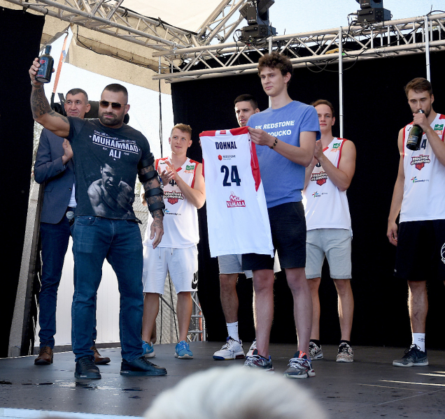 Nové dresy BK Redstone křtili Okáč a Vémola