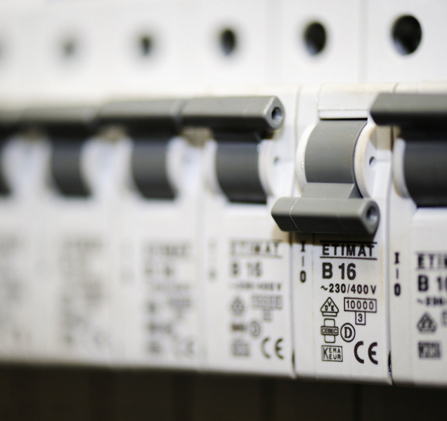 Strážníci pomohli seniorce nahodit jističe