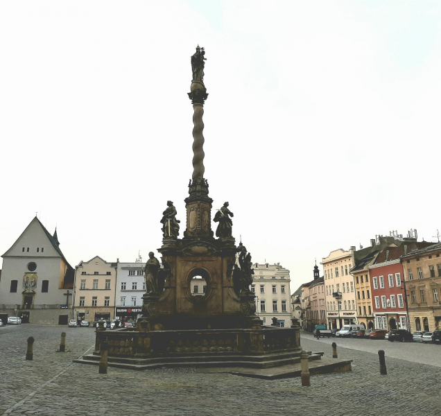 Mladá Japonka prolézala Mariánským sloupem. Proč to udělala?