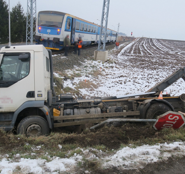 Řidič u Troubelic vjel na přejezd, došlo ke srážce s vlakem