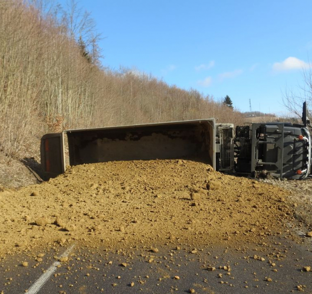 Převrácený náklaďák zatarasil cestu mezi Bušínem a Písařovem