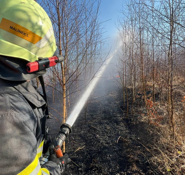 Les u Pohořan a Jívové shořel, s požárem bojoval i vrtulník
