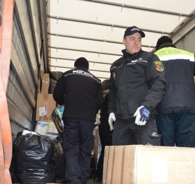 Prostějovští strážnici pomáhali nakládat humanitární pomoc