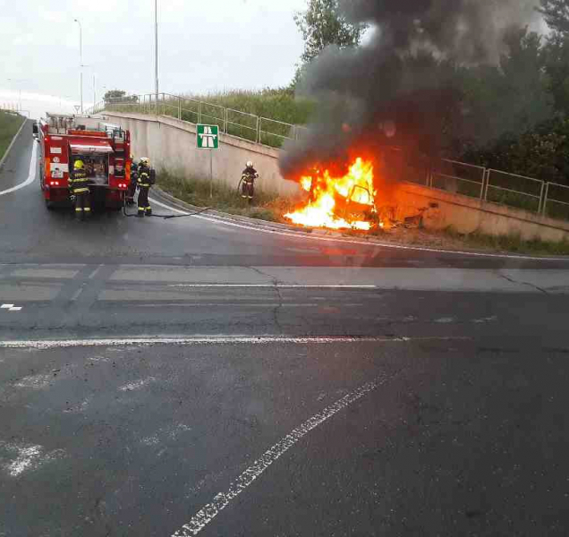 Po nárazu hořelo auto, řidiče už nezachránili