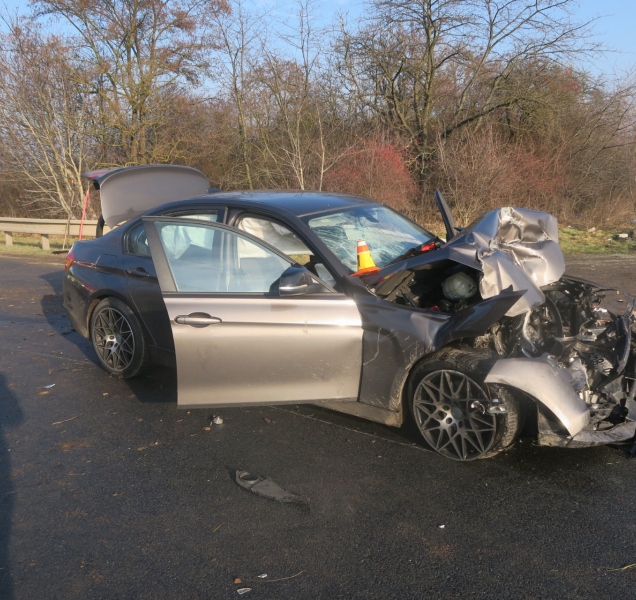 Řidič BMW nezvládl předjíždění traktorové vlečky s 20ti cestujícími