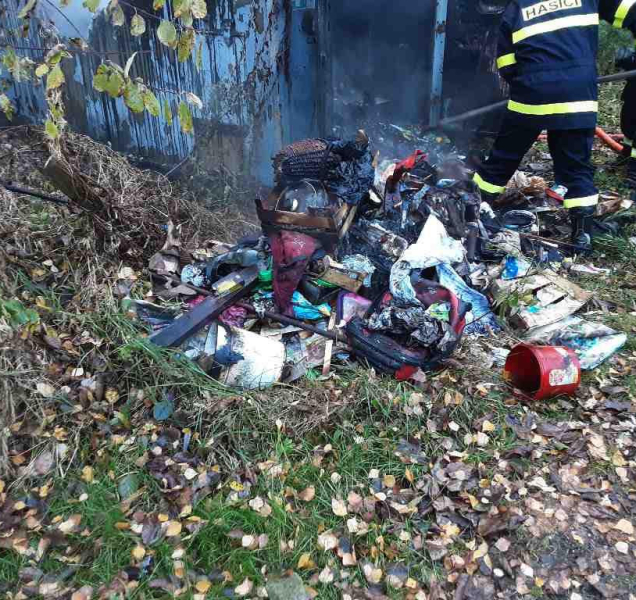 Ve spálené unimobuňce našli mrtvolu seniora