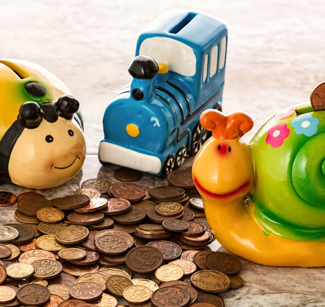 Přišla na kamarádskou návštěvu, pak dětem vybrala pokladničku