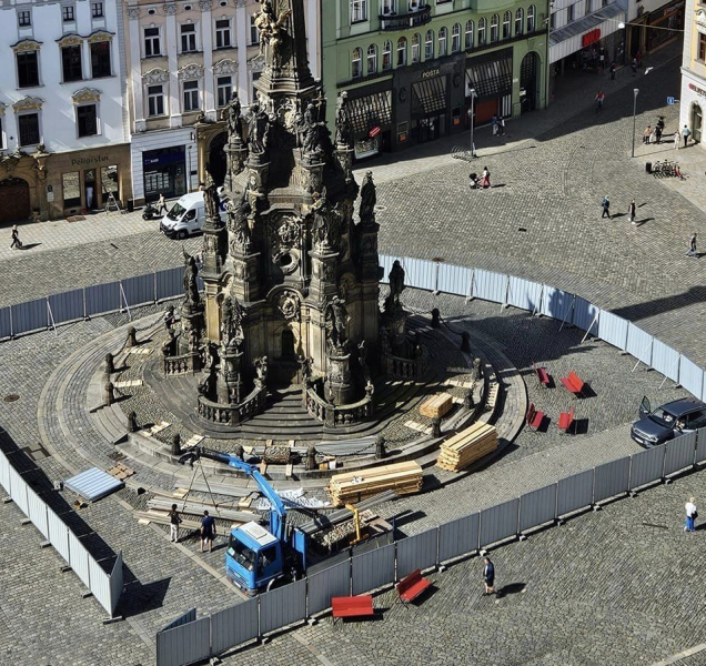 Sloup Nejsvětější Trojice čeká za plotem na stavbu lešení