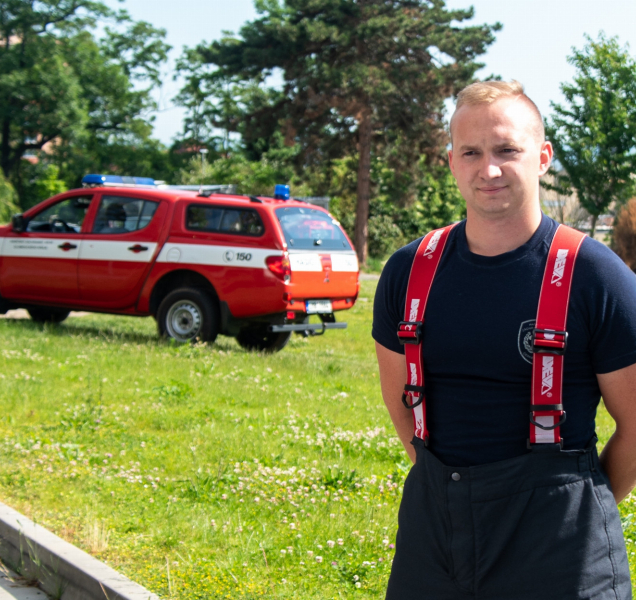 Zázrak silné vůle a profesionální péče, říkají o zachráněném hasiči