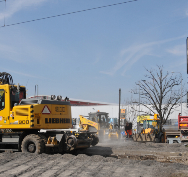 Nečekaná oprava přejezdu na Holické zaskočila řidiče