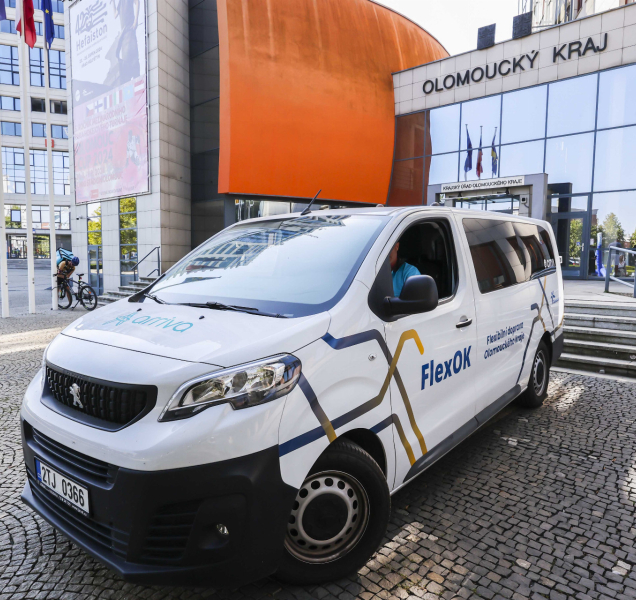 Nový systém dopravy. Místo autobusů jezdí kolem Lipníku taxíky