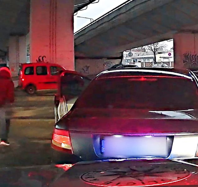 Řidič z auta utíkal, spolujezdec vyhodil balíček s drogami