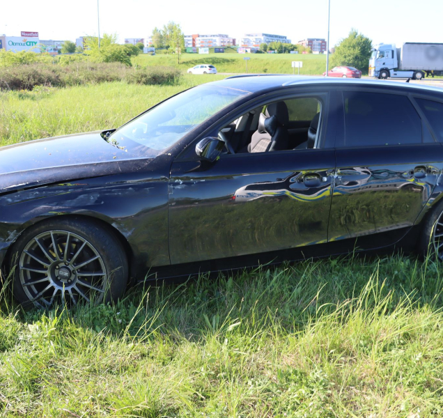 Zakletý kruháč u Globusu. Další motorista skončil mezi kytkami